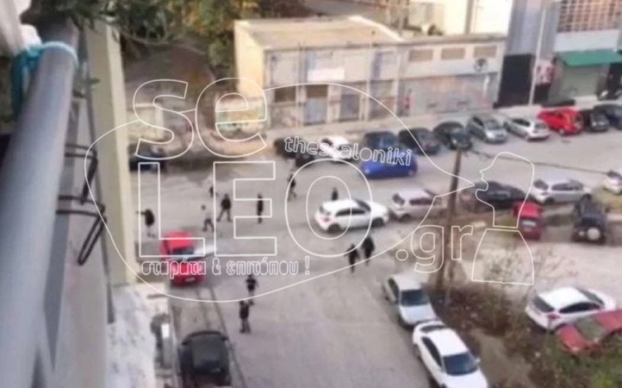 Πετροπόλεμος μεταξύ οπαδών στη Θεσσαλονίκη- Ζημιές σε αυτοκίνητα (βίντεο)